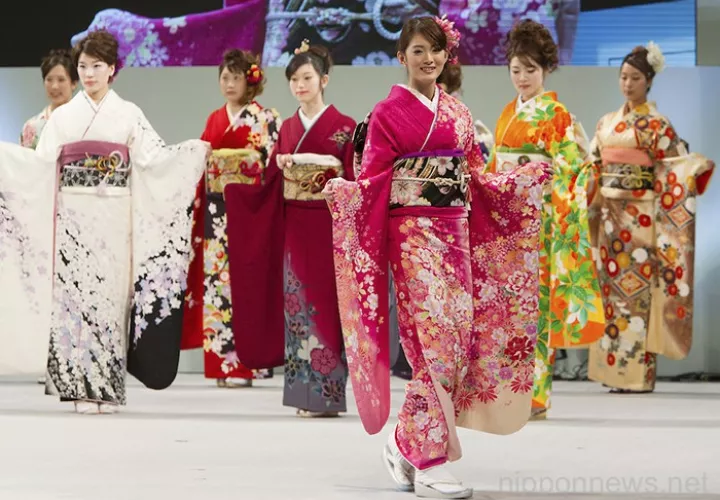 Lucen con garbo bellos kimonos. Foto: EFE.