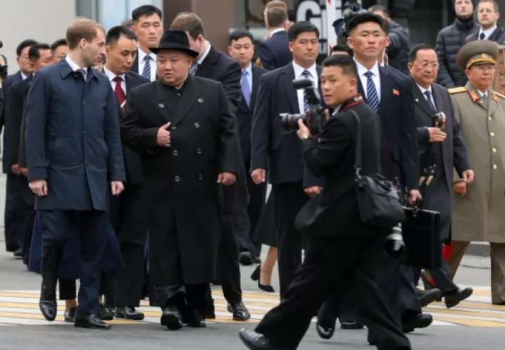  el líder de Corea del Norte, Kim Jong Un, en el centro, rodeado de funcionarios rusos y de Corea del Norte, después de llegar a Vladivostok, Rusia.FOTO/AP