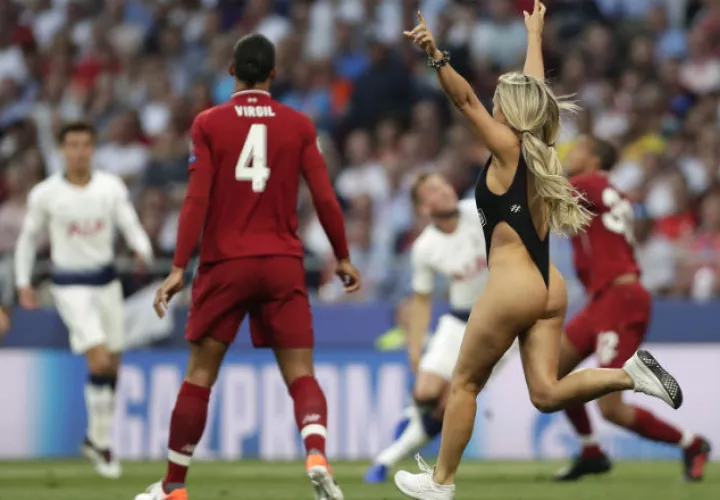 Kinsey Wolanski corre por el estadio madrileño. Foto AP