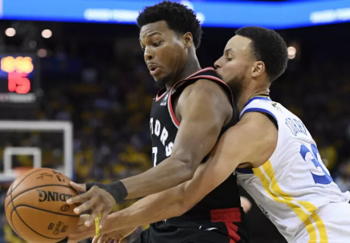 Kyle Lowry (izq.) durante una acción con Curry. Foto AP