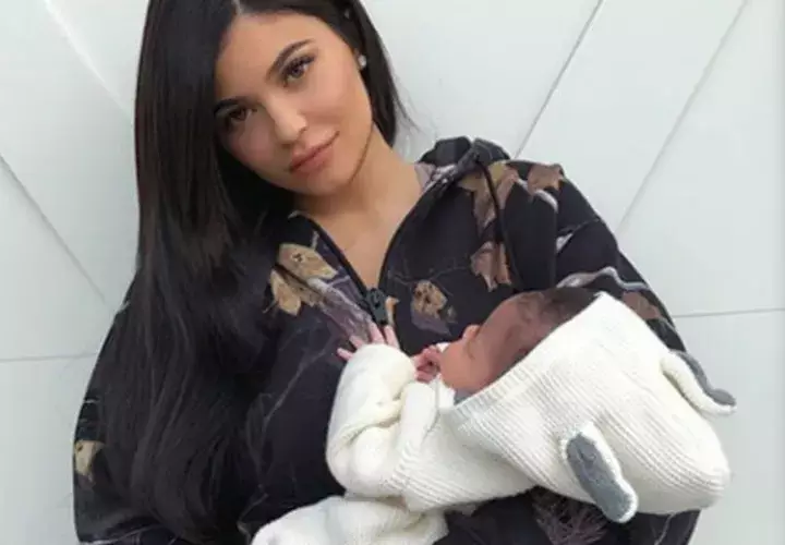 Kylie Jenner y la pequeña Stormi. /Foto: CiberCuba