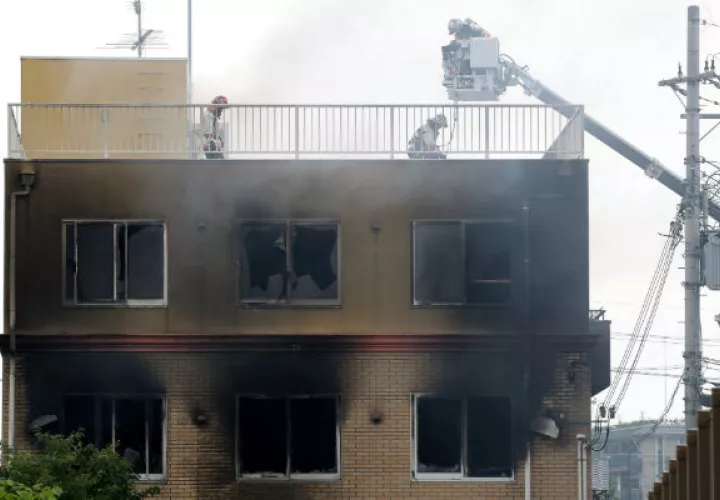 En principio se había informado de 13 muertos, pero un responsable del equipo de bomberos declaró a los periodistas que había además unas diez personas que pueden haber perecido en otros lugares del edificio.