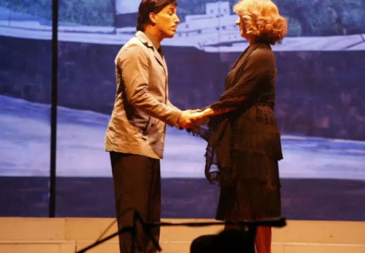 Leonte Bordanea y Gaby Gnazzo en 'Panama the musical', puesta en escena en inglés. /Foto: Josué Arosemena.
