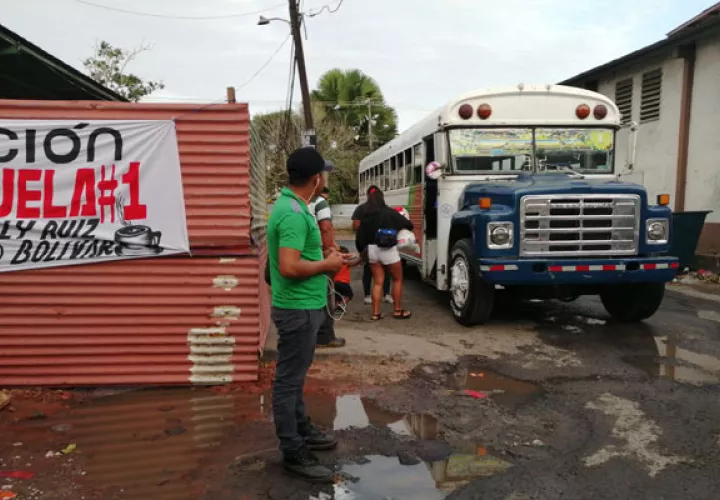 ;os pasajeros están molestos con esta situación pues tienen que recorrer el área tratando el alcanzar el transporte. Foto/Eric Montenegro