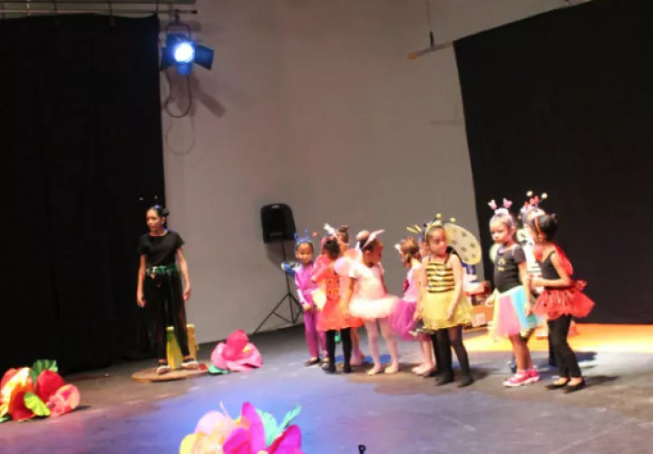 "La Cucarachita mandinga". Dirigen: Marlene Gómez y Erika Salinas. Cortesía