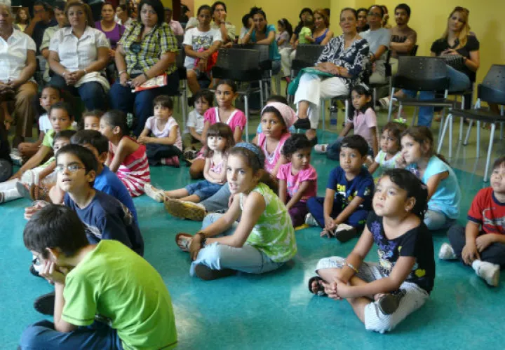 Los niños la pasan divertidos en esta actividad en la Binal, oyendo cuentos de expertos narradores, en "Cuentos con sol y agua". Foto: Archivo.