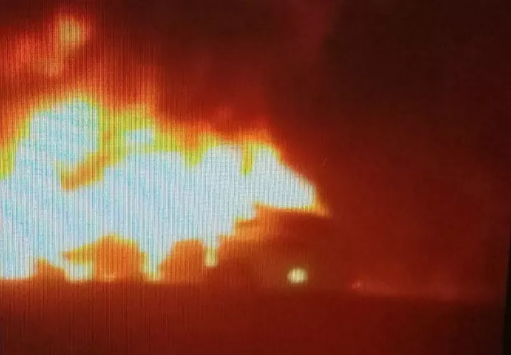 La candela fue destruyendo poco a poco el vehículo. @TraficoCPanama. 