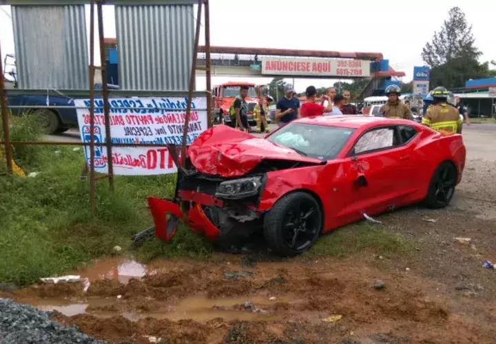 Uno de los autos implicados en el accidente ocurrido en La Chorrera, provincia de Panamá Oeste.