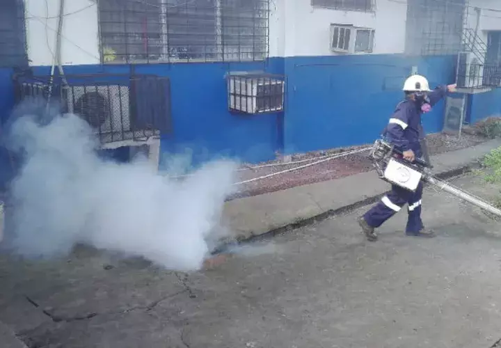 Una fumigación se realiza en la escuela José María Barranco en La Chorrera, provincia de Panamá Oeste. 