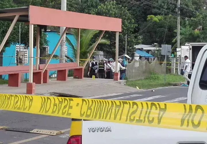 De La Cruz, caminaba por la acera cuando fue interceptado por un sujeto, el cual le disparó en La Chorrera.