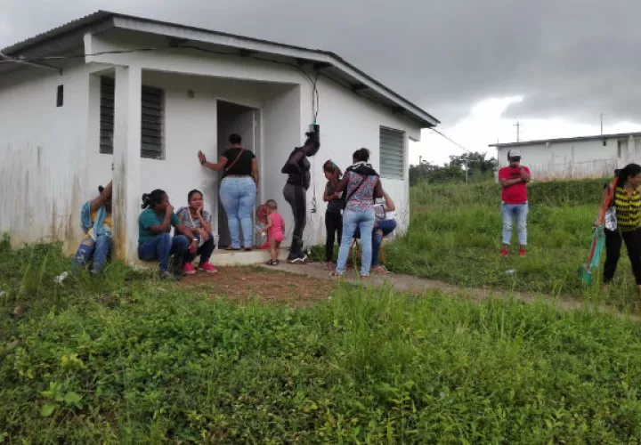Las familias en Loma de Mastranto, en La Chorrera, permanecen en el sitio en vigilia.