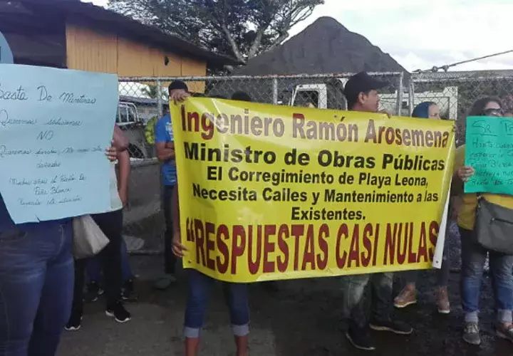 Los quejosos exigen la reparación de vía y de un puente vehicular. 
