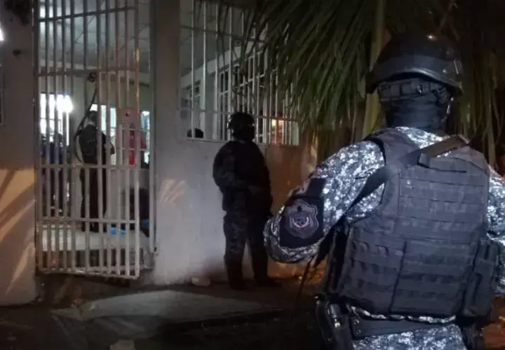 Unidades de la Policía Nacional se mantienen en distintas casas de La Chorrera, en Panamá Oeste. @ProtegeryServir