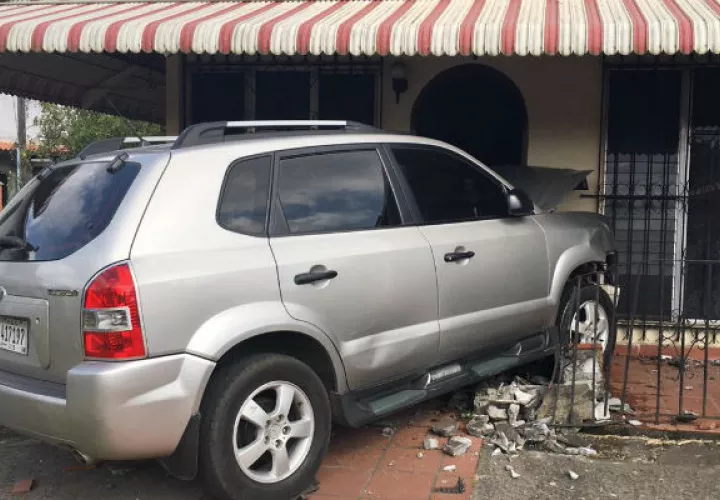 La camioneta que terminó en una vivienda de La Chorrera. @BCBRP