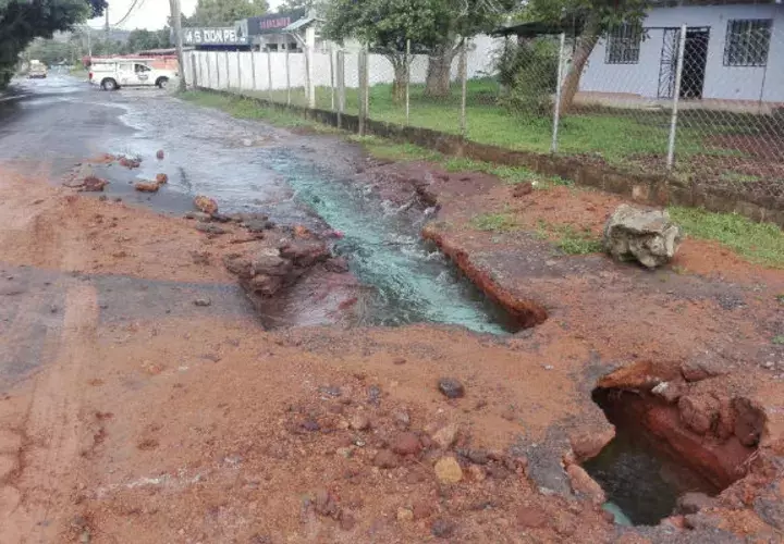La rotura de una tubería de conducción de agua potable afecta a los residentes en La Chorrera.