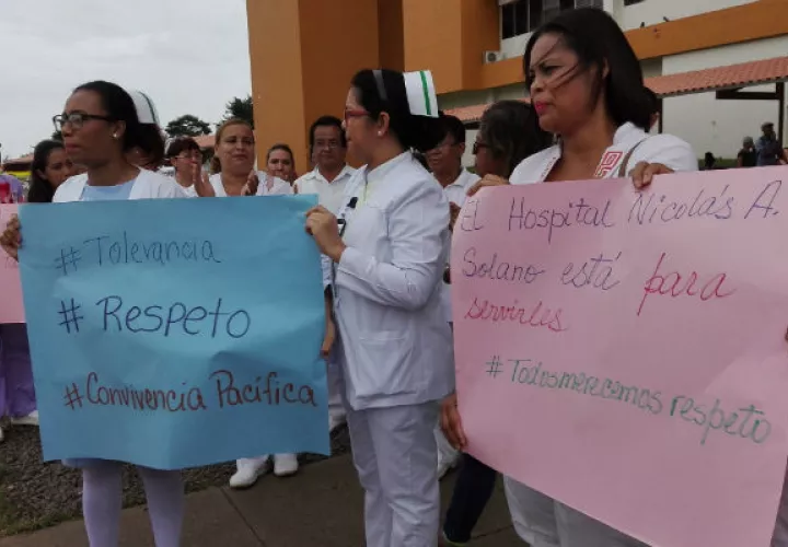 Protesta de enfermeras en hospital Nicolás Solano. Foto: Eric A. Montenegro.