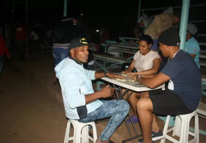 Para pasar la noche, los arraijaneños optaron por jugar domino y barajas, en Panamá Oeste. Foto: Eric Montenegro.