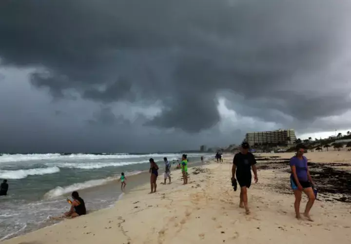 La depresión tropical 14 Michael se moviliza hacia Florida por el Golfo de México. EFE