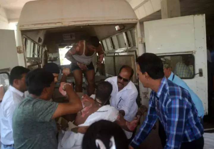 Varias personas transportan a los heridos al hospital por la explosión ocurrida en una planta en La India. EFE