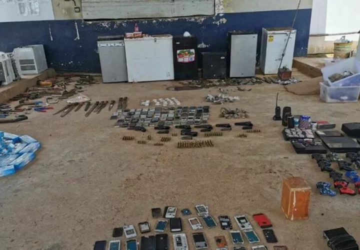 Refrigeradoras, consolas de videojuegos, armas de fuego y drogas fueron decomisados durante la requisa en La Joyita. 