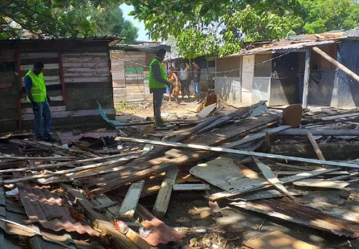 El desalojo lo realiza personal del Ministerio de Vivienda, acompañado de efectivos del Senafront. Diómedes Sánchez