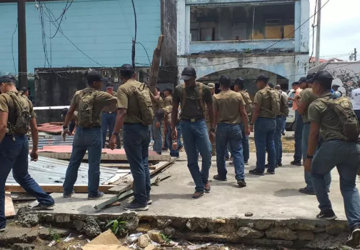 Cadetes del Servicio Aeronaval participaron en las demoliciones de casas. Foto: Diómedes  Sánchez. 