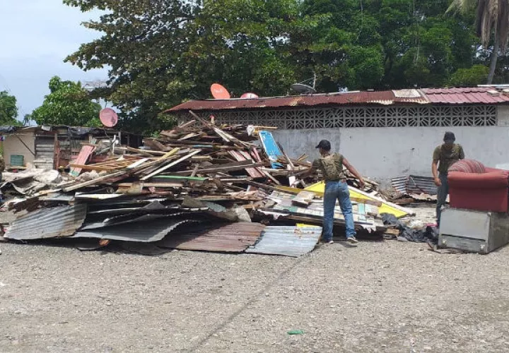 Se demolieron algunas de las viviendas de zinc, madera y cartón. Foto: Diómedes Sánchez. 