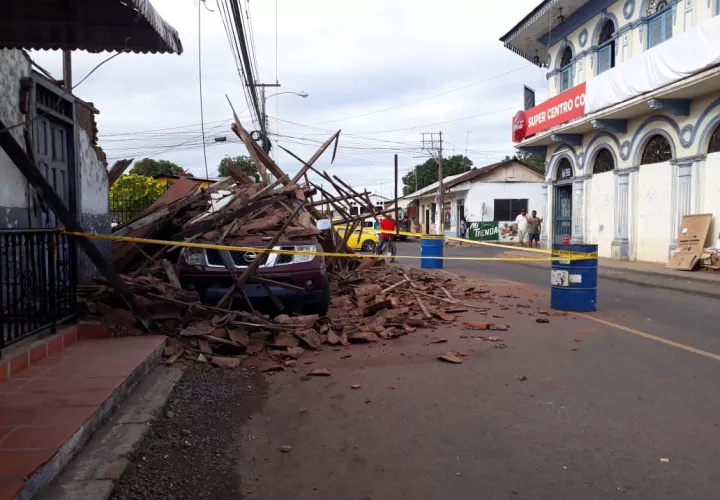 Vecinos del área solicitaron a los estamentos de seguridad realizar inspecciones en el centro de La Villa de Los Santos, donde se encuentran ubicadas gran cantidad de residencias antiguas. Foto/Thays Domínguez