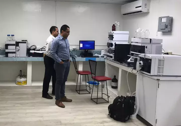 Momentos en que se supervisa la instalación del nuevo cromatógrafo.
