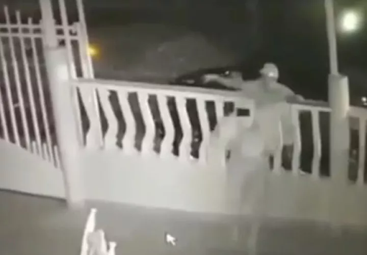 Los delincuente violentaron una de las ventanas con un gato hidráulico. Foto/Tráfico Panamá