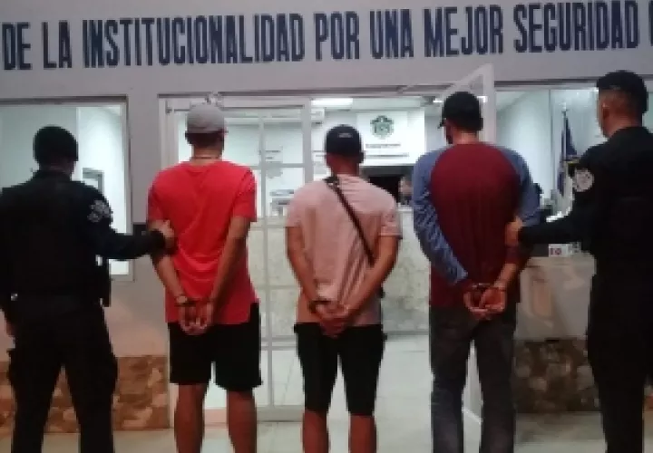 cuatro ciudadanos de distintas nacionalidades fueron aprehendidos, mientras se mantenían en una camioneta de color blanco. Foto/Eric Montenegro