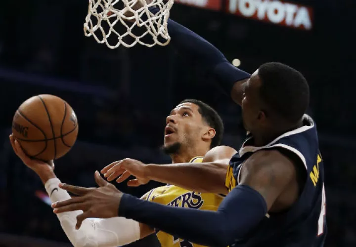 Josh Hart  de los Lakers (3) y Millsap  de Denver (4). Foto:AP 