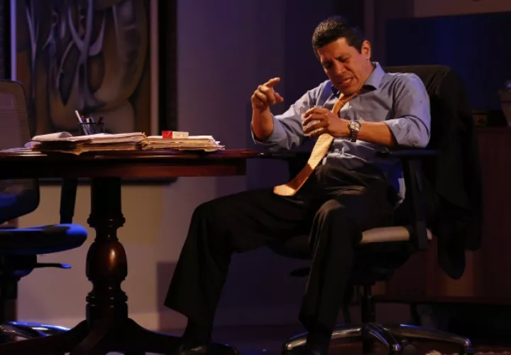 Larry Díaz. Actor de teatro, televisión y cine. En una escena del drama "Dignidad", en Teatro En Círculo hace unos años.  Actua en mayo en Como perros y gatos" y en junio en "En esta casa mando Y0", ambas en Teatro El Ángel. Foto: Panamá América.
