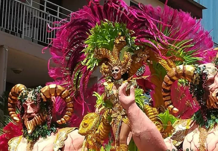 La representante de Calle Abajo Thalia Mabel Villalaz Domínguez, salió a lucir sus mejores galas para el evento. Foto/Thays Domínguez