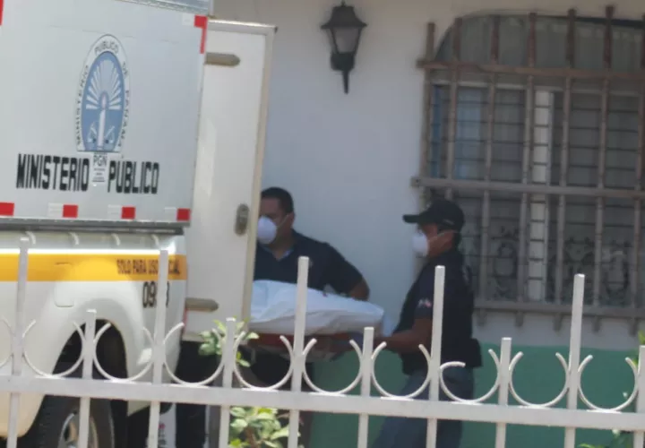 Momentos en que es sacado de la casa el cuerpo de Rosa Adelina Melgar, de 75 años. Foto/Thays Domínguez
