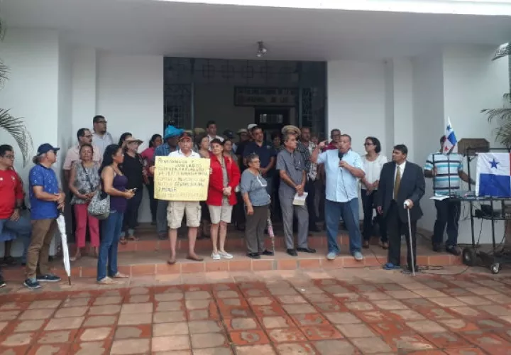 Los manifestantes se reunieron frente a la gobernación de la provincia. Foto: Thays Domínguez. 