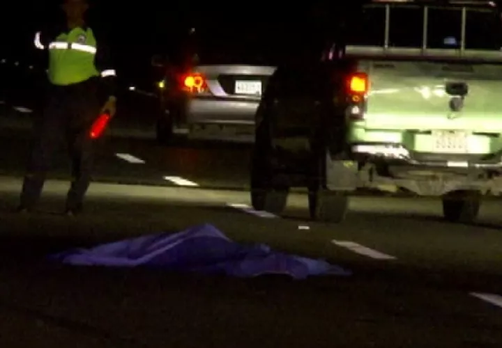 La víctima perdió la vida al tratar de cruzar la vía cuando fue impactado por un auto rojo. Foto/Mayra Madrid