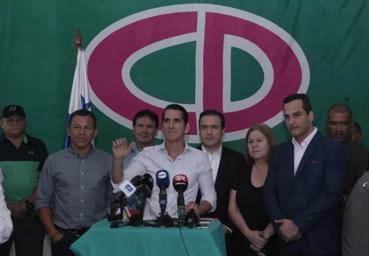 Rómulo Roux aceptó los resultados extraoficiales que le dan el triunfo a Laurentino Cortizo como presidente de Panamá. Foto Víctor Arosemena