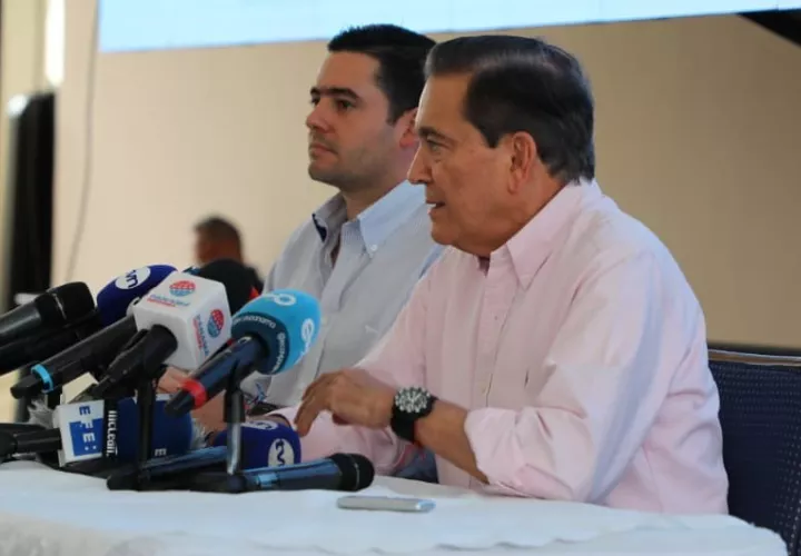 Laurentino Cortizo conversó con los medios de comunicación en la sede del Tribunal Electoral. 