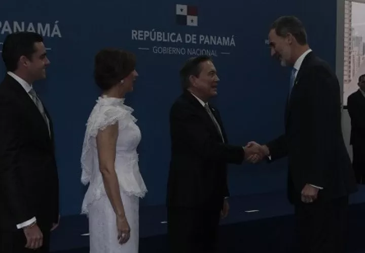 El presidente Laurentino Cortizo le da la bienvenida al Rey Felipe VI de España a su llegada al Atlapa, para el acto de la toma de posesión. Foto Víctor Arosemena