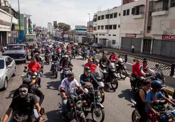 Seguidores del presidente venezolano Nicolás Maduro participan en una caravana de apoyo. FOTO/EFE