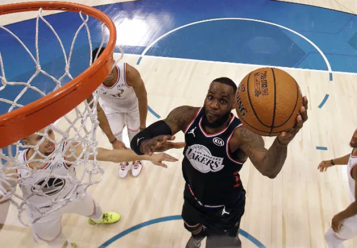 LeBron James anota una canasta en el Juegos de las Estrellas de la NBA. Foto:AP