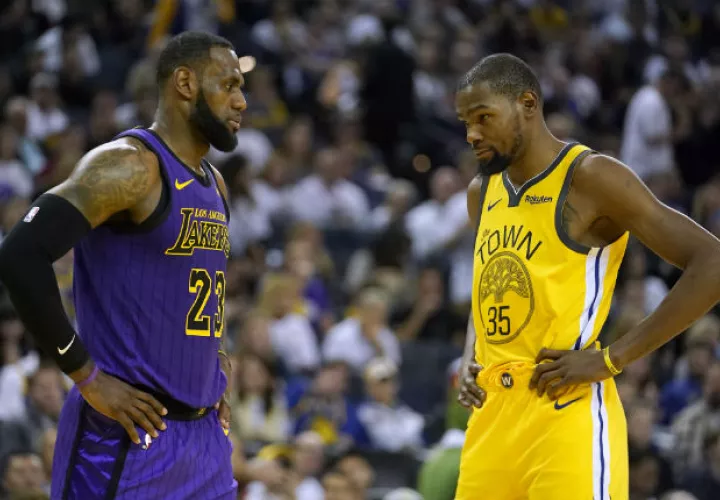 LeBron James (izq.) junto a Kevin Durant de los Warriors. Foto:AP