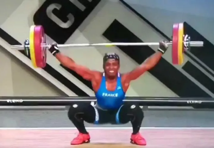Gaelle Nayo-Ketchanke se lesionó cuando intentó levantar 107 kilos en la modalidad de arranque. Foto Captura