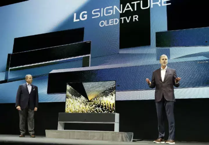 Ejecutivos de mercadeo de LG Electronics USA muestran el novedoso televisor. Foto: AP.