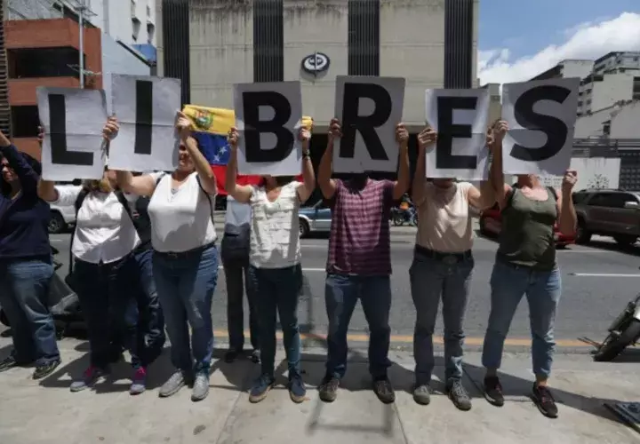 Miembros de la sociedad civil acompañan a Naky Soto, y exigen que se respeten las garantías del periodista Luis Carlos Díaz. FOTO/EFE