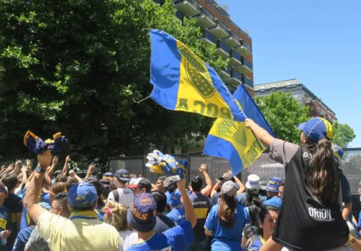 Fanáticos del Boca apoyando a su equipo a las afueras del hotel donde se hospedaban. Foto de EFE