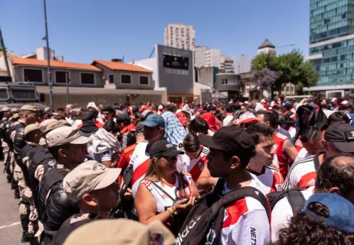 Fanáticos del River esperando para que se abriera las puertas del estadio. Foto de EFE