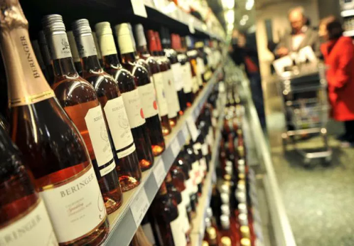 Tiendas y distribuidoras de bebidas alcohólica deben suspender la venta. Foto: Archivo