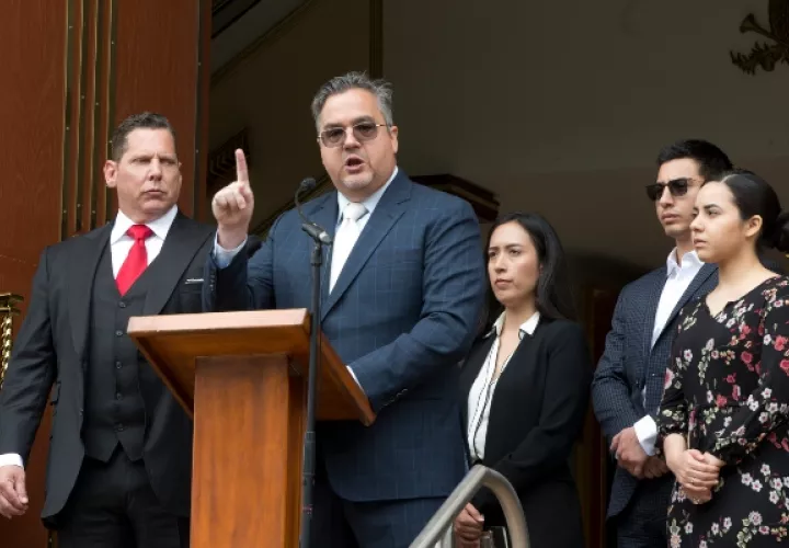 Los nuevos abogados del líder de una mega iglesia con sede en México acusados de tráfico de personas y violación infantil, los abogados Ken Rosenfeld, de extrema izquierda, y Allen Sawyer, en el podio, dicen que el líder de La Luz del Mundo, Naasón Joaquín García y su familia están pagando sus honorarios legales y los temores del fiscal de que los seguidores de la iglesia podrían recaudar su fianza de $ 50 millones son infundados. FOTO/AP